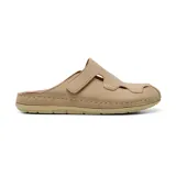 Zueco casual Korium Confort modelo Suria, color tostado, con diseño cerrado en la parte delantera y aberturas laterales. Cuenta con tira ajustable con velcro en el empeine, costuras visibles a contratono y suela plana.