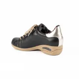 Zapato deportivo de cuero negro con cordones beige, suela marrón con cámara de aire, detalles metalizados en el talón y forro interno con estampado animal print.