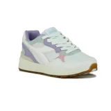 Championes deportivos Diadora modelo Vinfa, predominantemente blancos, con paneles de gamuza en tonos pastel: lila, menta y rosa pálido. Tienen cordones blancos y suela de goma color caramelo.