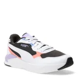 Championes Puma modelo X-Ray Speed Lite, con diseño deportivo de estilo urbano. Presentan una combinación de paneles en blanco, negro, lila y naranja, confeccionados en una mezcla de malla y materiales sintéticos. Cuentan con suela de goma robusta y cierre mediante cordones.