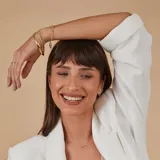 Esclava rígida tipo bombé de diseño minimalista, fabricada en oro 18k con acabado pulido brillante.