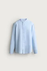 Camisa de corte relajado, confeccionada en mezcla de lino y algodón. Presenta cuello tipo mao, manga larga con puño abotonado y cierre frontal con botones.