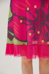 Vestido corto sin mangas, con estampado floral en tonos fucsia, verde y amarillo.