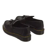 Mocasines Dr. Martens modelo Adrian, confeccionados en cuero negro granulado con detalle de flecos y borlas en el empeine. Presentan las características costuras amarillas en el cerco de la suela y suela gruesa ranurada de goma.