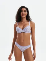 Soutien negro con breteles finos regulables y detalle de puntilla en el contorno del busto.