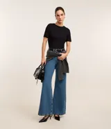 Blusa básica de viscosa y elastano de la marca Cortelle, color mostaza, con escote redondo y mangas cortas.