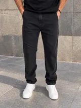 Jeans mom de corte clásico, color negro con efecto gastado, de tiro medio y pernera recta.