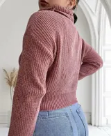 Polera de punto color rosa viejo, con cuello alto y mangas largas.