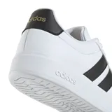 Championes Adidas Streettalk de diseño urbano, color blanco con las tres tiras laterales en negro. Presentan puntera reforzada tipo shell-toe, cierre con cordones y suela de goma.