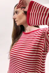 Vestido tejido a rayas horizontales rojas y blancas, de manga larga y corte holgado.