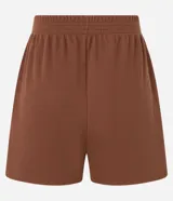 Short femenino de corte holgado confeccionado en tejido rib con textura acanalada. Cuenta con cintura elástica y bolsillos laterales.