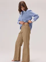 Pantalon de corte recto y tiro medio, color marron, con costuras a contratono, bolsillos traseros con pespuntes y detalle de pasacintos.