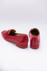 Mocasines de cuero color verde oliva, con detalle de herraje metálico dorado en el empeine y taco bajo cuadrado.