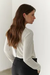 Remera manga larga color borgoña con cuello en V y costuras decorativas verticales.