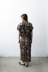 Falda larga y recta con diseño en bloques geométricos que combinan estampado floral abstracto en tonos beige, blanco y negro.