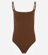 Body femenino ajustado, sin mangas, color verde oliva, con escote cuadrado y breteles finos dobles adornados con piezas decorativas. El tejido es texturizado.