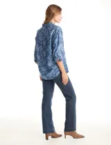 Camisa de lyocell con estampado floral en tonos azules, cuello con solapa, cierre frontal con botones y mangas largas regulables con presilla.