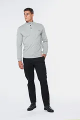 Pantalón cargo gris oscuro de gabardina con bolsillos laterales con fuelle y solapa.