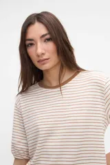 Remera de manga corta abullonada, con diseño a rayas en tonos claros, cuello redondo y calce relajado.