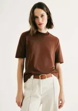 Remera marrón de manga corta con cuello redondo.