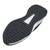 Championes de entrenamiento Under Armour modelo Charged Edge, color negro con detalles en gris y suela blanca. Presentan parte superior de malla transpirable con revestimientos de cuero y material sintético, entresuela Charged Cushioning para amortiguación y suela de goma con tracción.