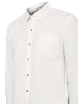 Camisa de manga larga color blanco de la marca RKF, modelo Galiton, confeccionada en algodón orgánico. Cuenta con cuello camisero, cierre frontal con botones de madera, un bolsillo en el pecho y mangas ajustables.