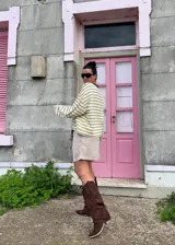 Botas texanas de caña alta estilo slouchy en símil gamuza marrón, con punta fina y taco ancho de altura baja.
