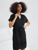 Vestido corto negro de corte recto con cuello en V, mangas cortas y lazo ajustable en la cintura.