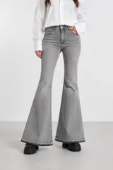 Jean de corte semi oxford y tiro medio-alto en color gris lavado. Presenta un diseño acampanado con ruedo desflecado y cierre frontal con botón y cremallera.