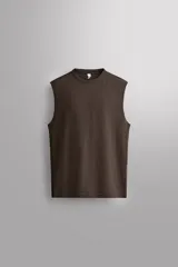 Musculosa de corte relajado confeccionada en algodón compacto, con cuello redondo y sisas con acabado irregular.