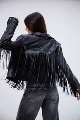 Campera de cuero sintético negro con flecos largos en la espalda y mangas. Presenta un diseño de estrellas pespunteadas en la parte superior de la espalda.