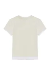 Remera de manga corta color beige, con cuello redondo y detalle de doble capa en el bajo y en las mangas. Confeccionada en tejido de punto single jersey, de corte regular.