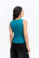 Musculosa de corte evasé, entallada en el torso con una leve amplitud en la base. Presenta cuello redondo y diseño sin mangas, confeccionada en una tela con estructura y caída.