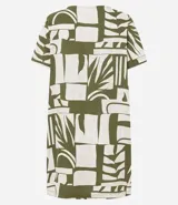 Vestido corto de viscosa con estampado de hojas y cuello redondo. Modelo t-shirt de mangas cortas.