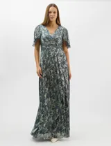 Vestido largo de fiesta con diseño cruzado, escote en V y mangas cortas acampanadas. Presenta un acabado plisado con destellos metalizados y un drapeado lateral en la cintura. Incluye forro interior y cierre invisible en la espalda.