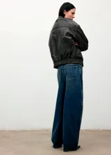 Jeans de tiro medio confeccionados en tejido de algodón estilo vaquero, con diseño balloon y corte ancho, cierre de botón y cremallera, trabillas y cinco bolsillos.