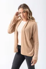 Saco de lanilla color beige, de corte holgado y mangas largas.