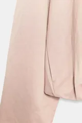 Chaqueta bomber de Zara Woman Collection color rosado, con cuello subido, cierre frontal con cremallera, mangas largas y bajo abullonado con elástico.