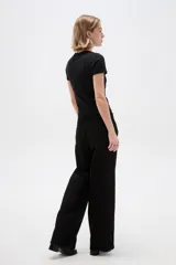 Pantalón jean negro de tiro alto y corte recto.