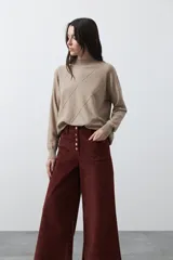 Pantalón de pana de corte wide leg, color marrón oscuro, con calce relajado y detalle de bordado en el borde de los bolsillos delanteros.
