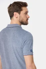 Remera polo lisa de piqué en color celeste, con cuello camisero, cierre frontal con botones y manga corta.