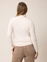 Remera de manga larga con cuello tortuga, confeccionada en tejido de algodón con elastano, de corte ajustado al cuerpo y diseño liso.