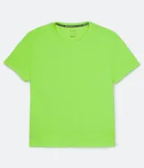 Remera deportiva verde militar de manga corta, confeccionada en tejido de malla 100% poliéster con tecnología Get Dry.