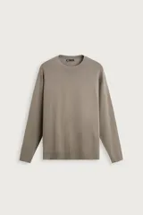 Sweater de punto relaxed fit confeccionado en hilatura con viscosa de tacto suave, color marrón, con cuello redondo y manga larga. Cuenta con acabados en rib.