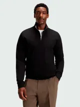 Buzo de punto Boss modelo H-Stimmann, color negro, con cuello alto y cierre frontal parcial. Presenta puños y ruedo acanalados, con un detalle de estampado sutil en el interior del cuello.