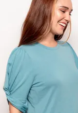 Remera negra de manga corta con cuello redondo y mangas abullonadas.