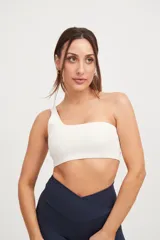 Top deportivo blanco de un solo hombro, con elástico en el contorno superior y sostén interno en el lado derecho.