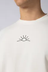 Remera de corte oversize confeccionada en algodón pesado con textura de micropanal. Presenta un diseño minimalista con un pequeño bordado lineal de un sol en el centro del pecho.