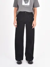 Jean de corte recto y tiro alto, color negro, con bolsillos frontales tipo parche.