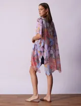 Kimono largo de modal con estampado floral multicolor.
